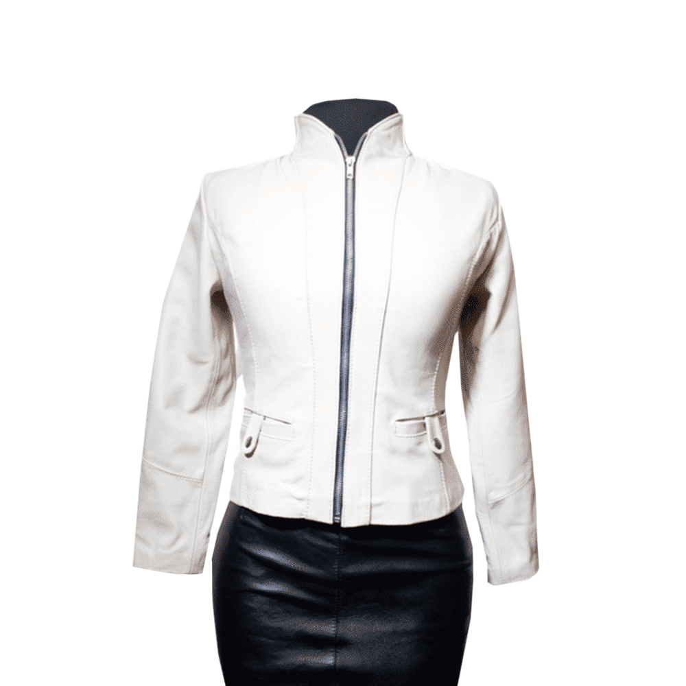 La Chamarra de Piel White está confeccionada en piel de borrego muy suave y cómoda en su tono blanco elegante para resaltar su diseño exclusivo